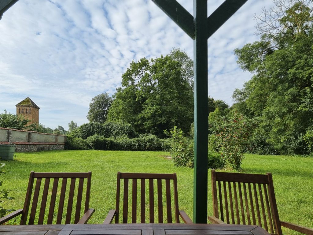 Blick von der Terrasse nach Süden in den Garten