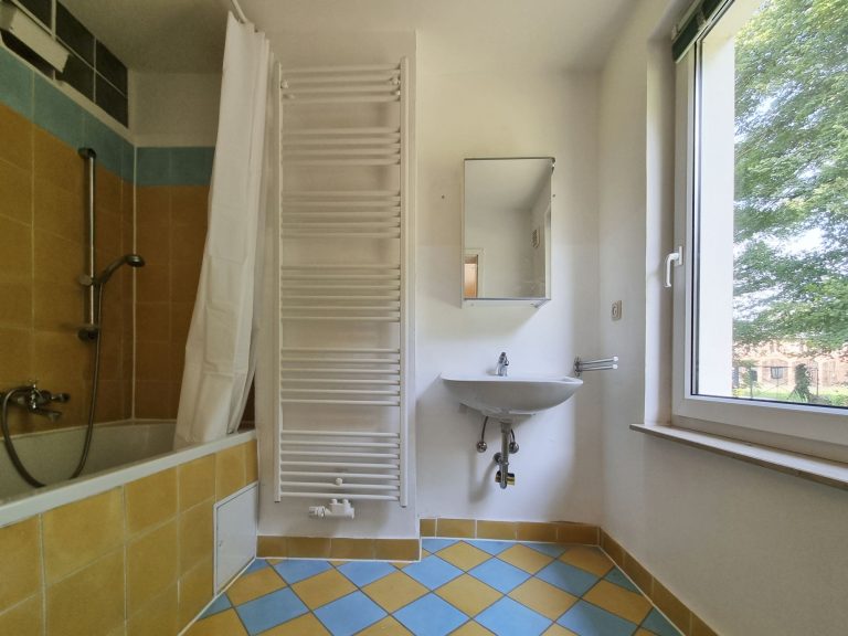 Bad neben dem Schlafzimmer 1 – mit Badewanne.