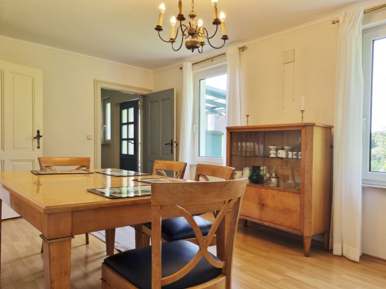 Esszimmer mit Blick nach Süden in den Garten.