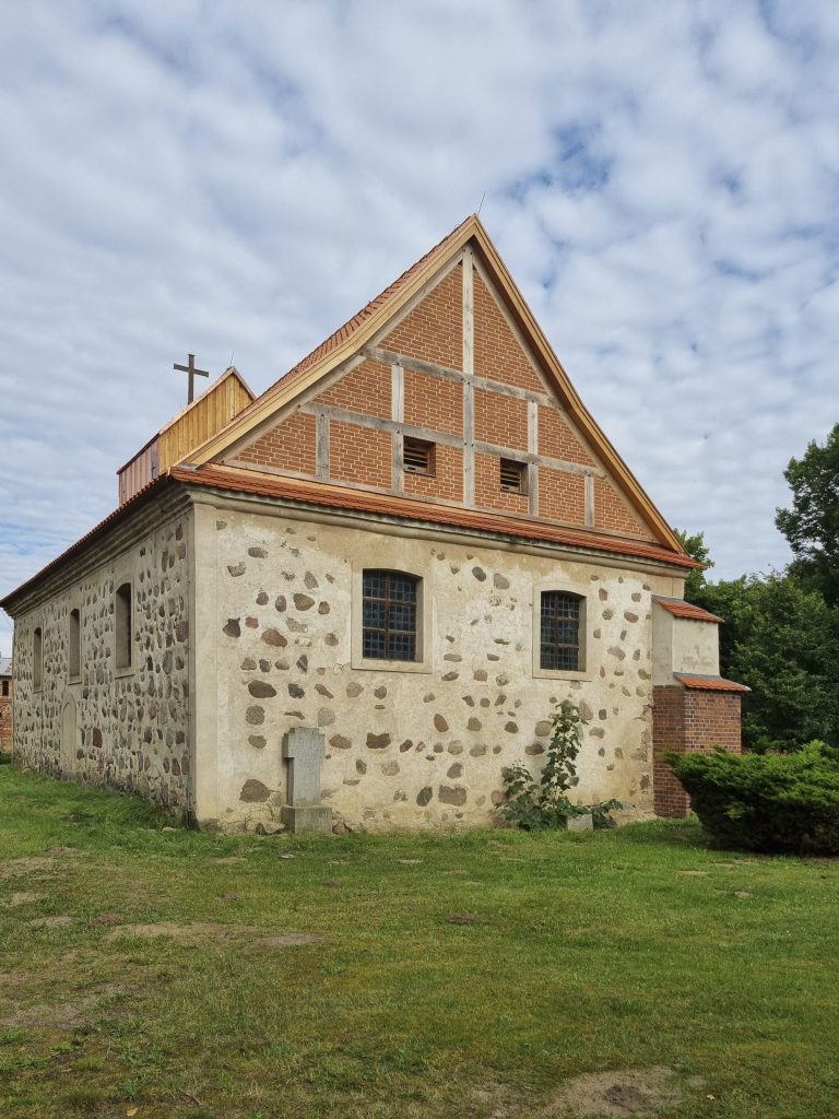 Kirche Löwitz, nördlich gegenüber dem Haus – 1620 von Grund auf neu errichtet, mit provisorisch saniertem Turm.