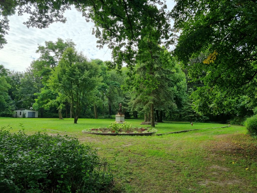 (Holz-) Denkmal des Preußisch-Königlichen Feldmarschalls Kurt-Christoph Graf von Schwerin (1684 – 1757) im Schlosspark.