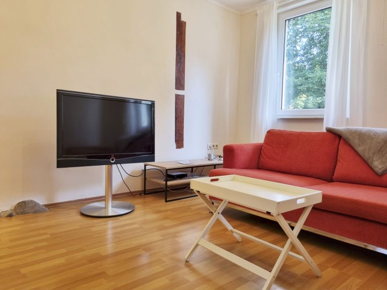 Fernseher mit großem Bildschirm neben dem Sofa