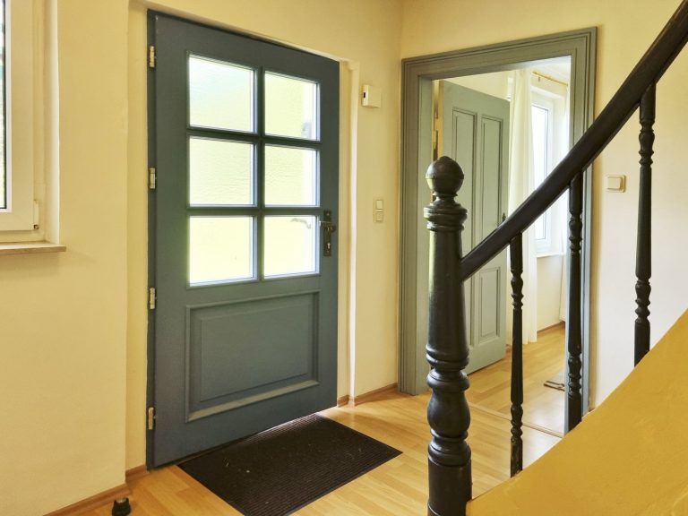 Eingangsbereich mit Treppe zum Dachspeicher (nicht vermietet); links Esszimmer, rechts Küche, geradeaus Schlafzimmer 1.