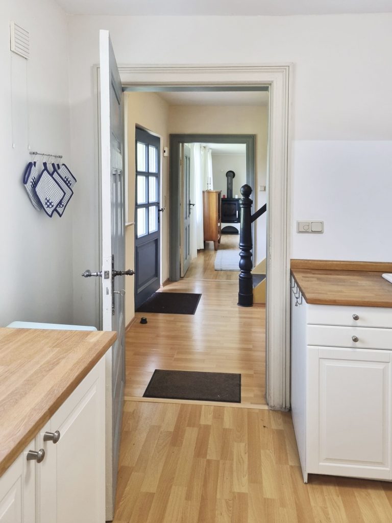 Blick aus der Küche in den Eingangsbereich und weiter in das Esszimmer.