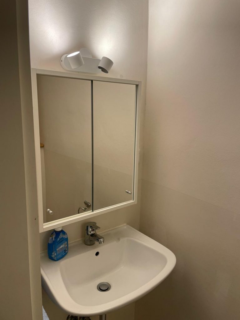 Das WC mit kleinem Waschbecken ist separiert vom Badezimmer neben dem Schlafzimmer 1.