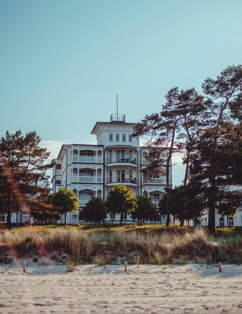 Historische Bäderarchitektur auf Usedom mit Strand, Dünen und Ostseeküste im Sommerlicht