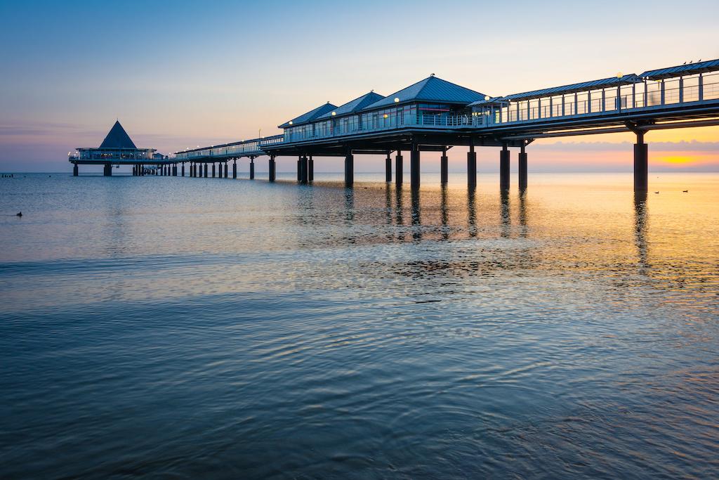 Seebrücke Heringsdorf auf Usedom bei Sonnenuntergang“