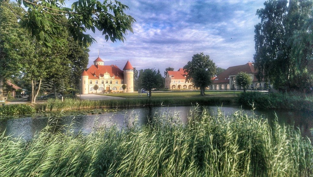 Schloss Stolpe wurde von 2001 bis 2024 durch eine aufwendige, denkmalgerechte Sanierung wieder zu neuem Leben erweckt.